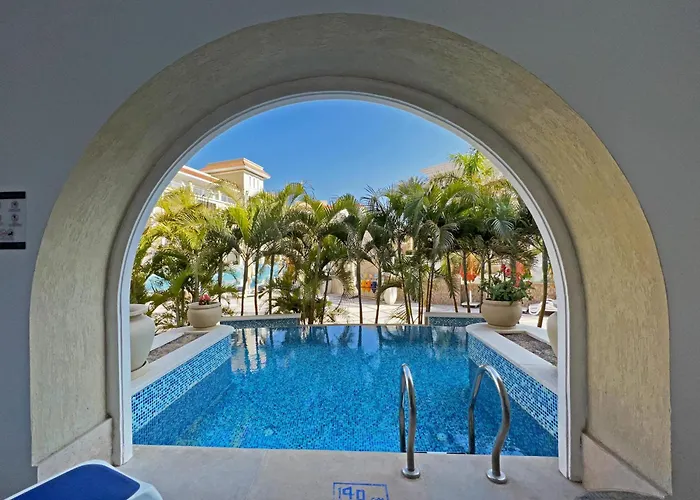 Deluxe Pool Side King Room