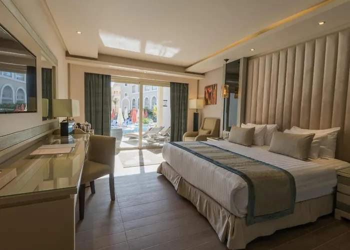 Deluxe Pool Side King Room