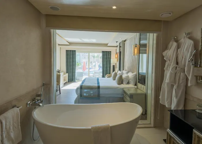 Deluxe Pool Side King Room