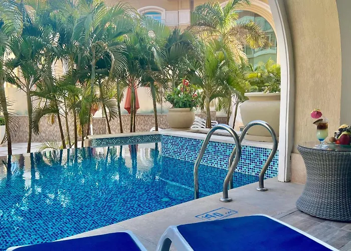 Deluxe Pool Side King Room